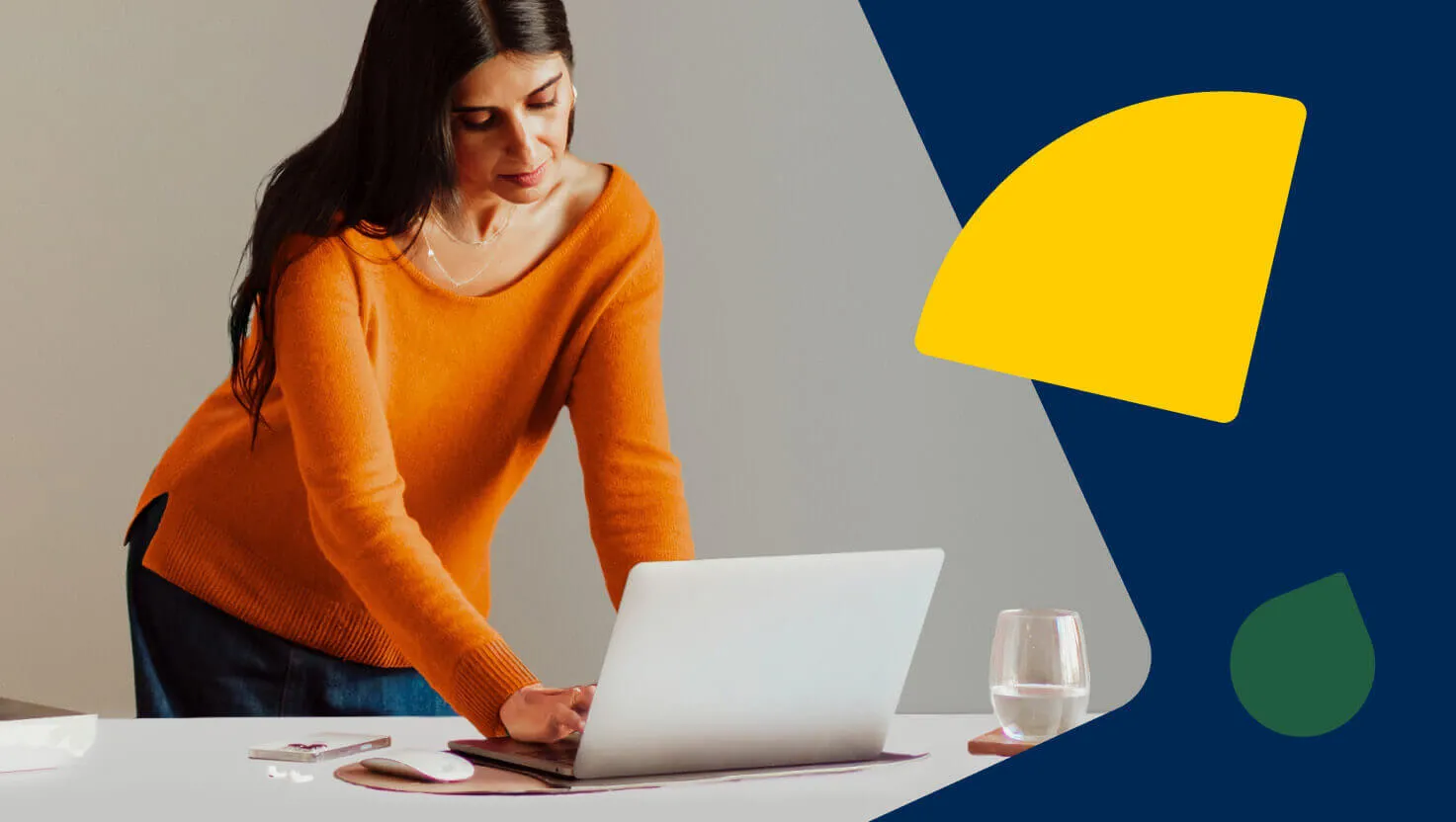 Uma mulher a verificar as inovações da RingCentral no computador portátil