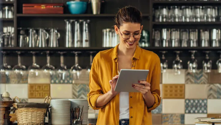 Uma mulher a utilizar a aplicação RingCentral no iPad