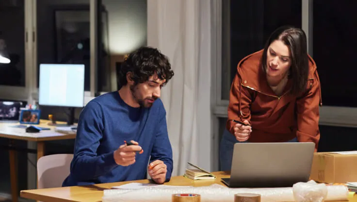 Dois colegas a conversar